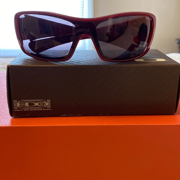 100% Authentic Oakley Metallic Red frame Warm Grey Lens Sunglasses New - Picture 2 of 3